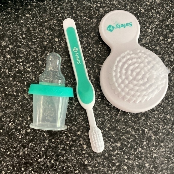 SAFETY 1st Baby Essentials Travel Case and Accessories - Picture 4 of 7